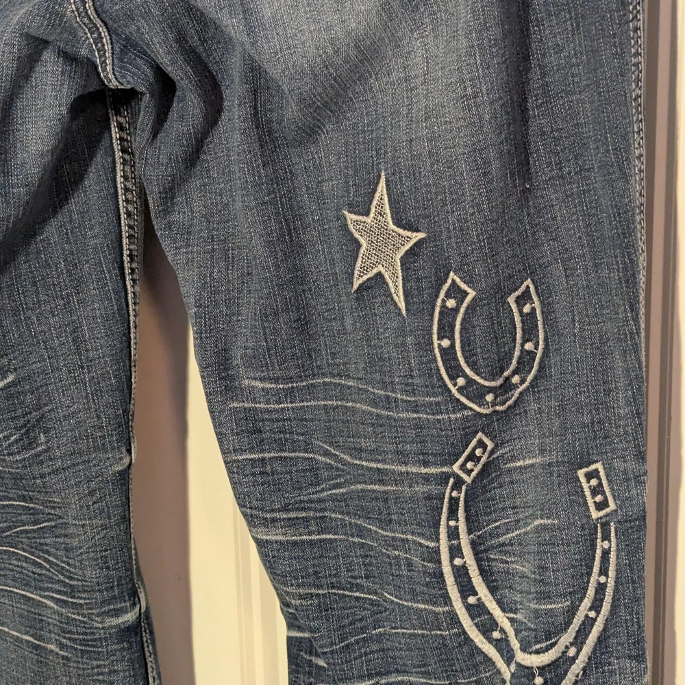 Flamingo Women's Blue Embroidered Flare Jeans. Horseshoes. Size XL.
